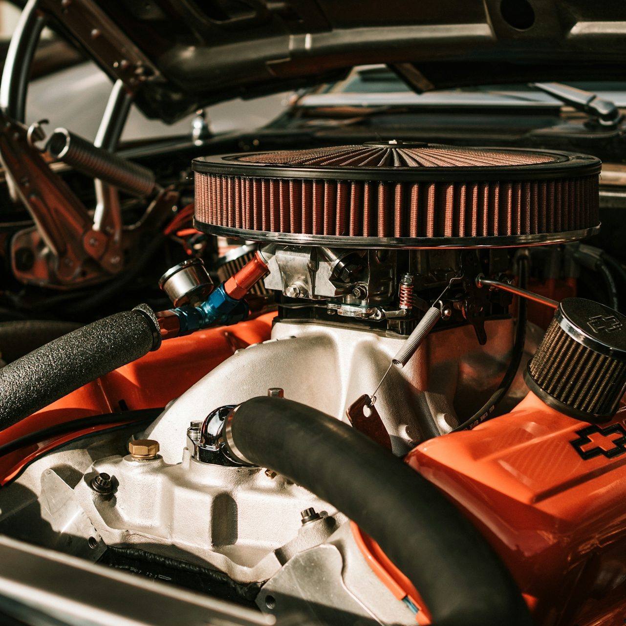 Mechaniker führt Kfz-Wartung durch – Ölwechsel und Reparaturen in der Werkstatt RS-Industrie in Gunzenhausen