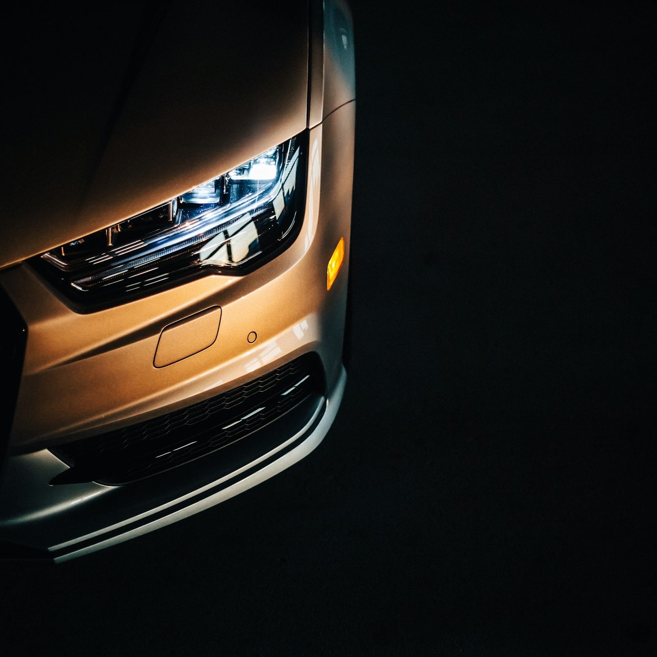 Reparatur und Aufrüstung eines Fahrzeugs in moderner Werkstatt – RS-Industrie Gunzenhausen